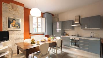 Frigorifero, forno, piano cottura, macchina per tè/caffè