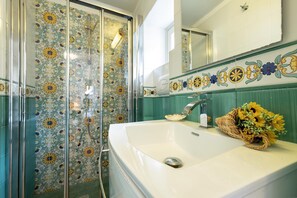 Haartrockner, Bidet, Handtücher