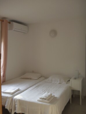 4 bedrooms, in-room safe, iron/ironing board, travel cot