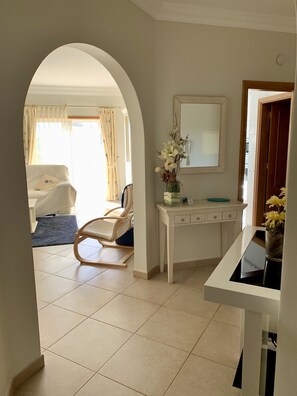 2 soverom, safe på rommet, strykejern/-brett og reiseseng for barn