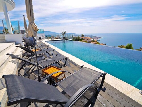 Luxus-Villa mit großem privatem Pool
