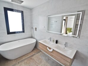 Bathtub, hair dryer, towels - Luxury villa with large private pool (Salobreña)