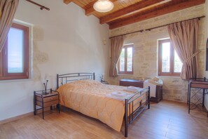 4 bedrooms, soundproofing, iron/ironing board, WiFi - Askoutsi Manor, a Natural Tranquil Retreat! With jacuzzi terrace! (Rethymno)