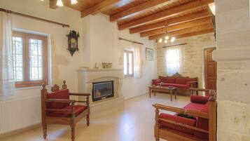 TV, lareira, DVD player, livros