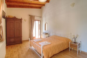 4 bedrooms, soundproofing, iron/ironing board, WiFi