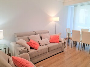 Smart TV, books - EXCLUSIVE APARTMENT SEASIDE BEACH ZURRIOLA (Donostia)
