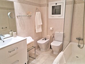 Combined shower/tub, hair dryer, towels, soap - EXCLUSIVE APARTMENT SEASIDE BEACH ZURRIOLA (Donostia)