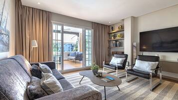 Smart TV, Netflix, DVD player, books