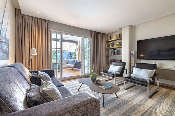 Smart TV, Netflix, DVD player, books