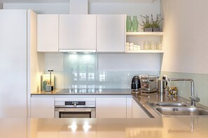 Fridge, oven, stovetop, dishwasher