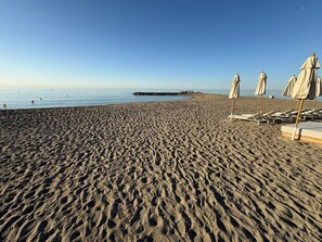 Accommodatie ligt op het strand, ligstoelen, strandlakens