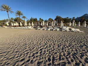 Accommodatie ligt op het strand, ligstoelen, strandlakens
