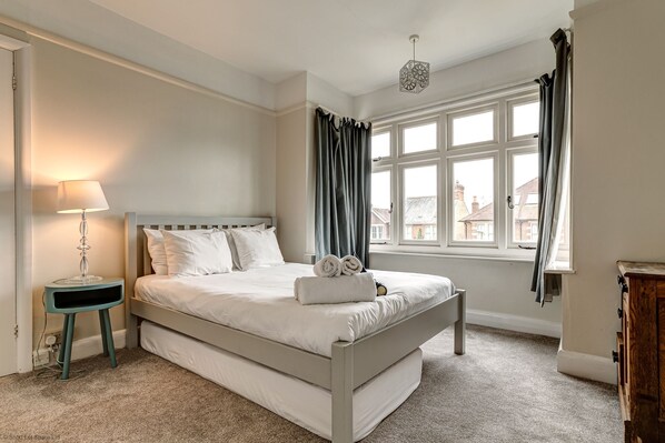 2 bedrooms, desk, iron/ironing board, WiFi