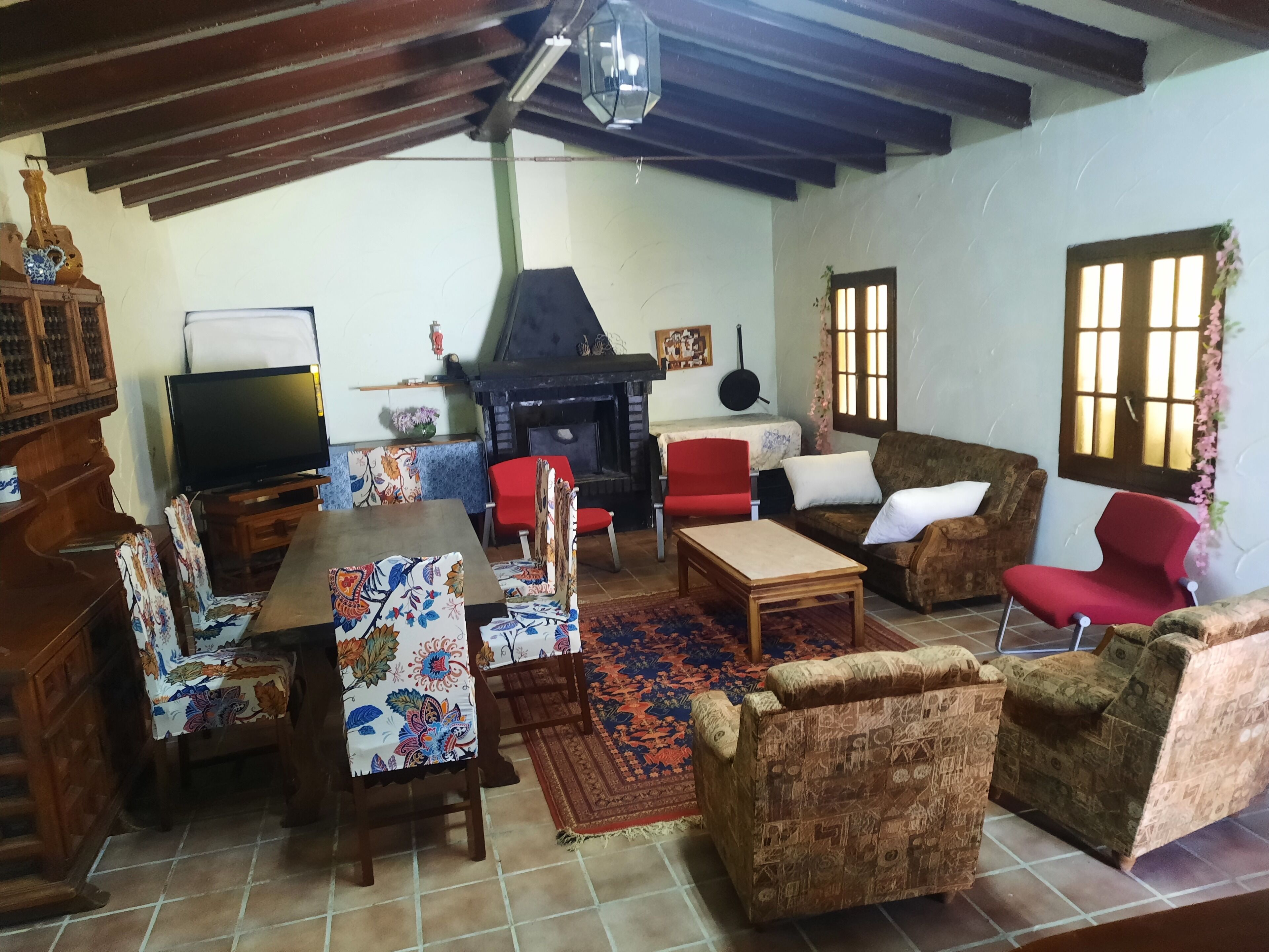 Smart-TV, Kamin, Bücher