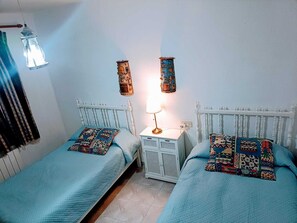 5 bedrooms, iron/ironing board, free WiFi, bed sheets