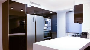 A modern kitchen with a built-in oven, microwave, and a gas stove. - Fantastic Apartment in The City of Arts and Sciences (València)