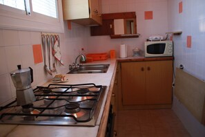 Fridge, microwave, oven, stovetop - Sitges: Sol Penthouse Wi-Fi, with a large terrace overlooking the sea. From 50 € / night (Sitges)