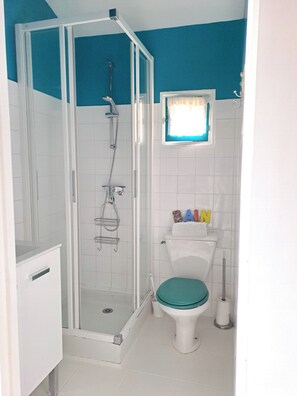 Douche, sĂšche-cheveux, papier toilette