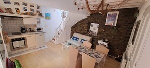 Fernseher, Bücher, Stereoanlage