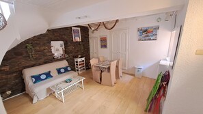 Fernseher, Bücher, Stereoanlage