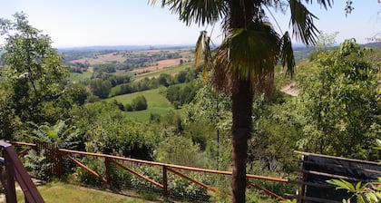 Cocconato: Casa con jardín privado en las colinas.