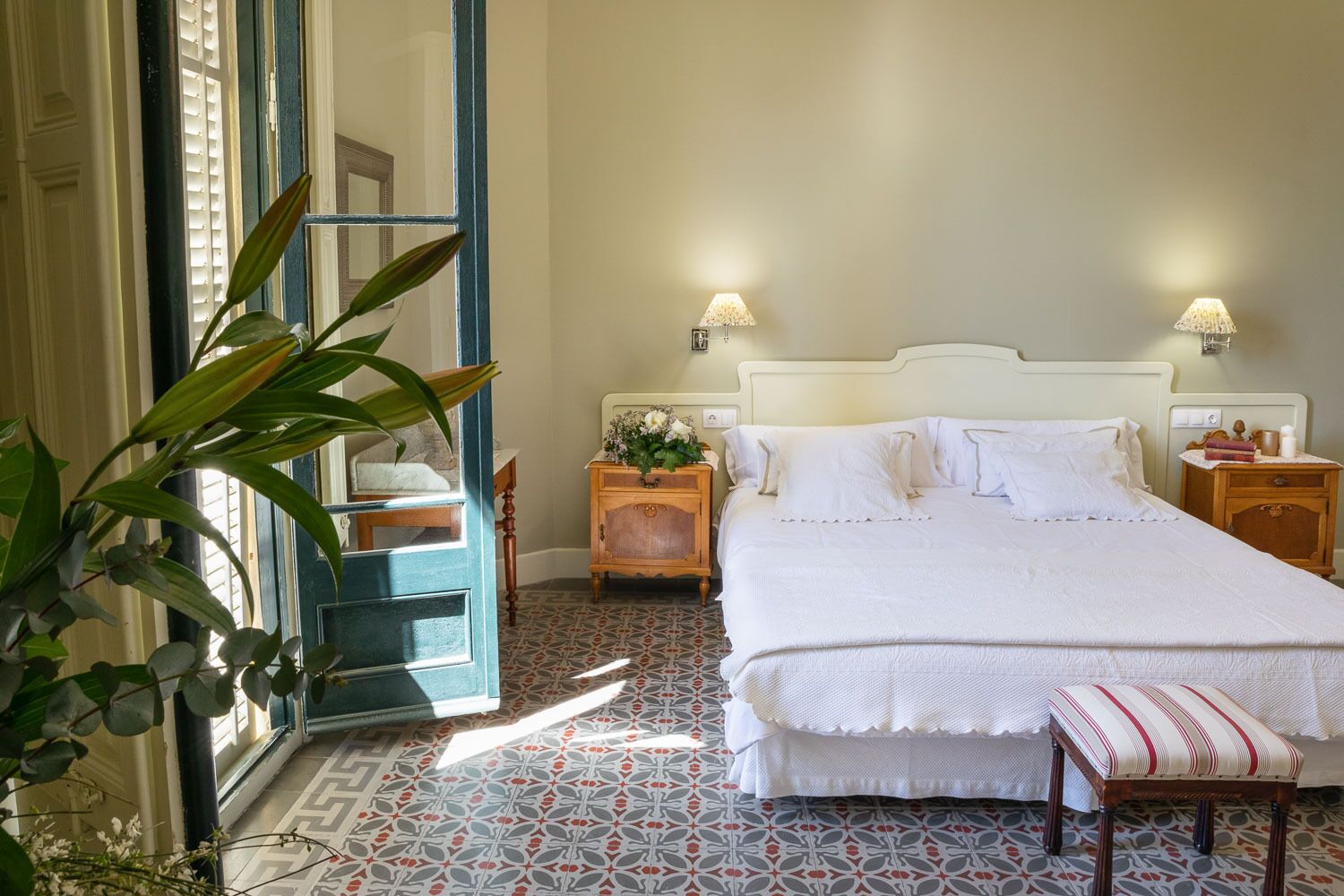 Stately Mansion, 13 rooms, huge gardens, pool, tennis, beach 5 minute walk