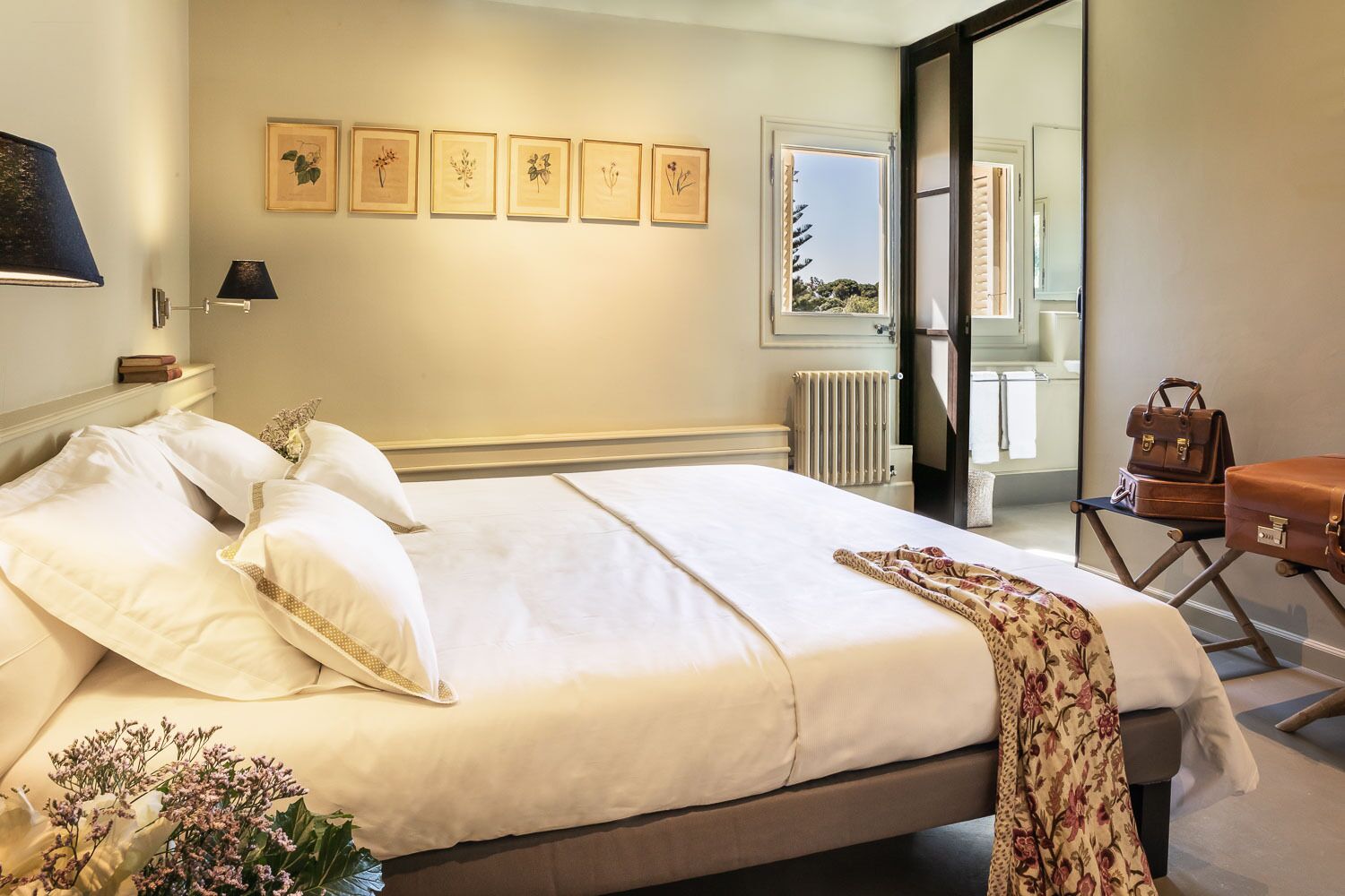 Stately Mansion, 13 rooms, huge gardens, pool, tennis, beach 5 minute walk