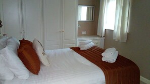 3 slaapkamers, een strijkplank/strijkijzer, wifi, beddengoed
