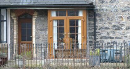 Gut ausgestattetes viktorianisches Steineisenbahnhäuschen im Herzen des schönen Betws-y-Coed