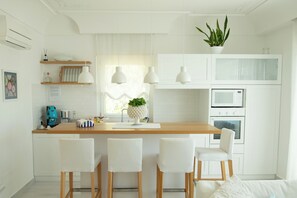 Geladeira, micro-ondas, fogão, cooktop