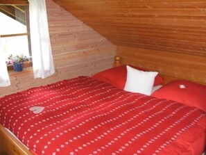 4 quartos, ferros/tábuas de passar roupa, roupa de cama