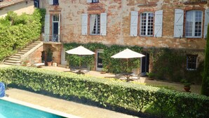 A two-story house with a swimming pool, outdoor seating, and a well-maintained garden. - Maison Augustine – In the heart of Lisle-sur-Tarn (Lisle-Sur-Tarn)
