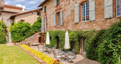 Beautiful 17c villa with private pool in SW France