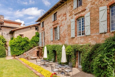 Beautiful 17c villa with private pool in SW France