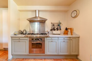 Fridge, microwave, oven, dishwasher - Beautiful 17c villa with private pool in SW France (Lisle-Sur-Tarn)