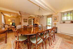 Dining - Beautiful 17c villa with private pool in SW France (Lisle-Sur-Tarn)