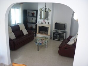 TV, fireplace, video games, DVD player - Villa with Private Pool and Large Underbuild (Gran Alacant)