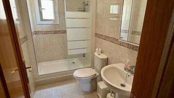 Een bad, een haardroger, een bidet, handdoeken