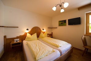 7 quartos, berço de viagem, Wi-Fi de cortesia, roupa de cama