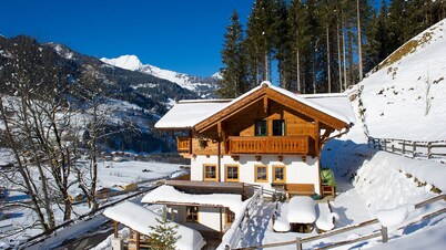 Casa de vacaciones independiente en el borde del bosque, ligeramente elevada sobre el valle con sauna