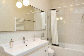 Hair dryer, towels - ChiadoLuxuryExperien .1BR downtown - Checkinhome (Lisboa)