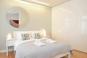 1 habitación, tabla de planchar con plancha y cuna de viaje