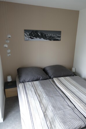 1 camera, una cassaforte in camera, una scrivania, insonorizzazione