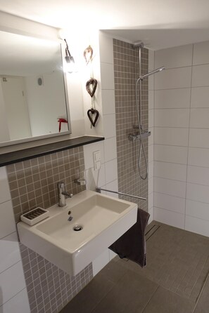 Gratis toiletartikler, hårtørrer, håndklæder, Toiletpapir