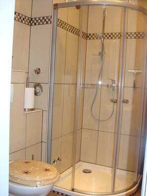 Een douche, een haardroger, handdoeken, zeep