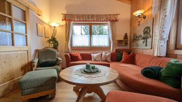 Smart-TV, Kamin, DVD-Player, Bücher