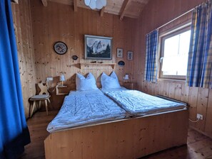 3 bedrooms, desk, iron/ironing board, free WiFi
