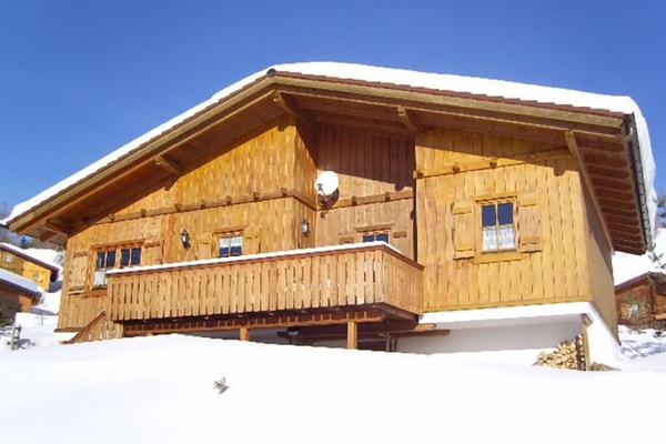Die Südseite der Hütte im Winter.
