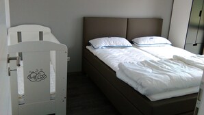 A bedroom with a single bed, a nightstand, and a wardrobe. - Comfortable child-friendly holiday apartment, Baltic Sea, Usedom, beach, fishing (Peenemünde)