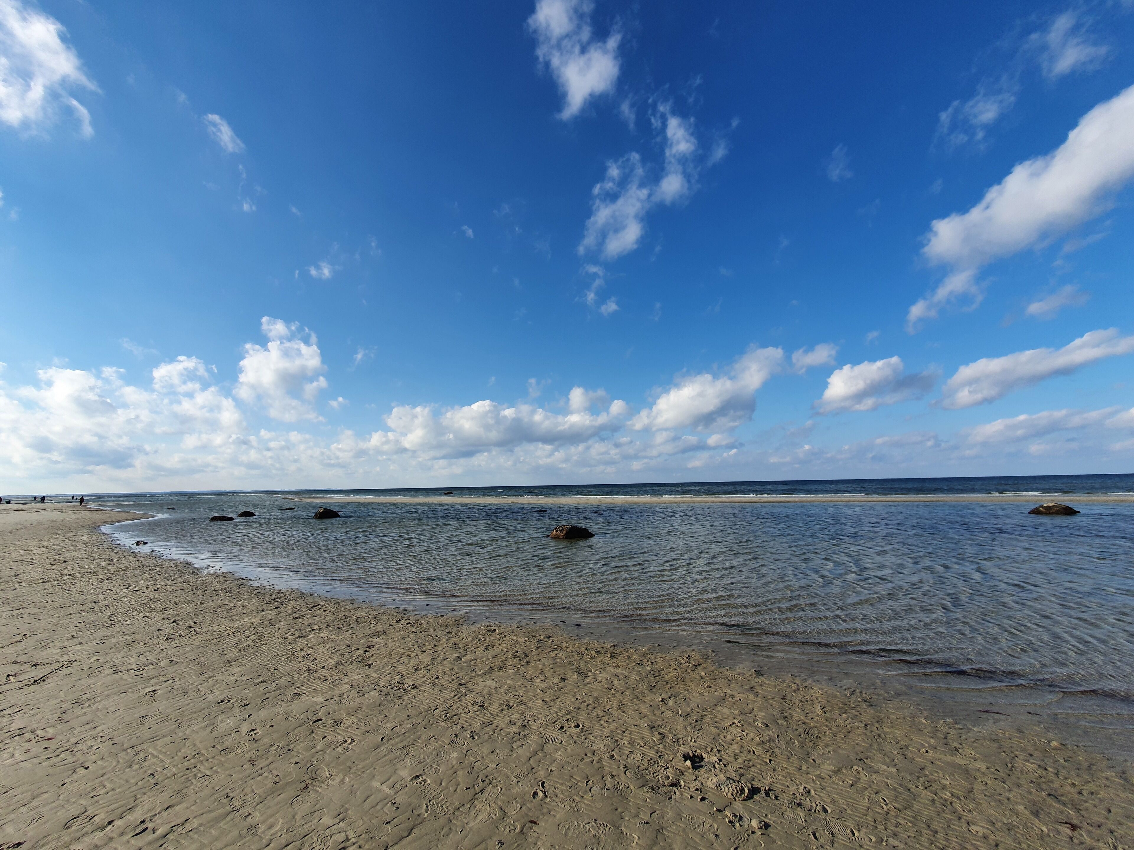 Ranta lähistöllä, aurinkotuoleja